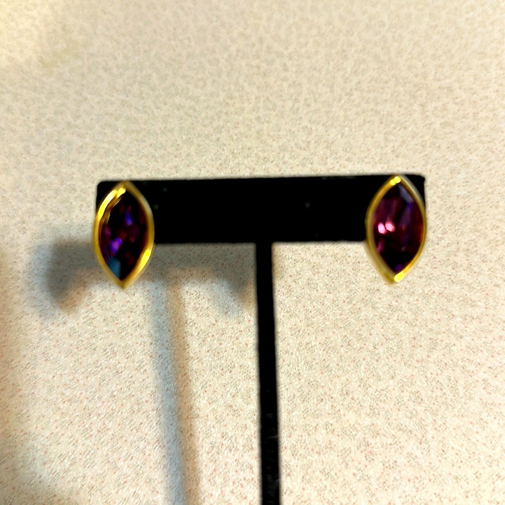 S.A.L. Gold tone amethyst colored rhinestone pierced earrings (410)